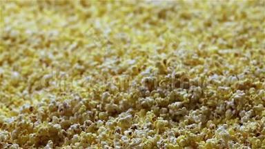 美味的爆米花背景。 一张未经腌制的玉米爆米花的宏观照片